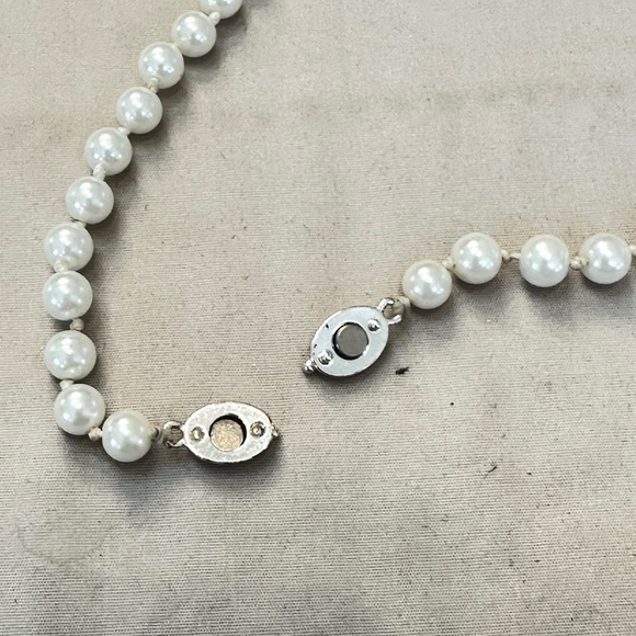 Faux White Pearl Necklace, Silver Tone Magnetic Clasp. 14” Long - Picture 5 of 13